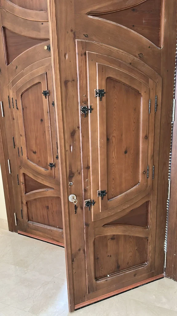 Puertas de entrada de madera maciza con la llave puesta en la cerradura
