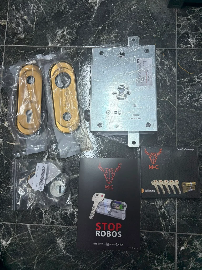 Componentes de cerradura de seguridad: cuerpo acorazado y cilindro de alta seguridad con llaves