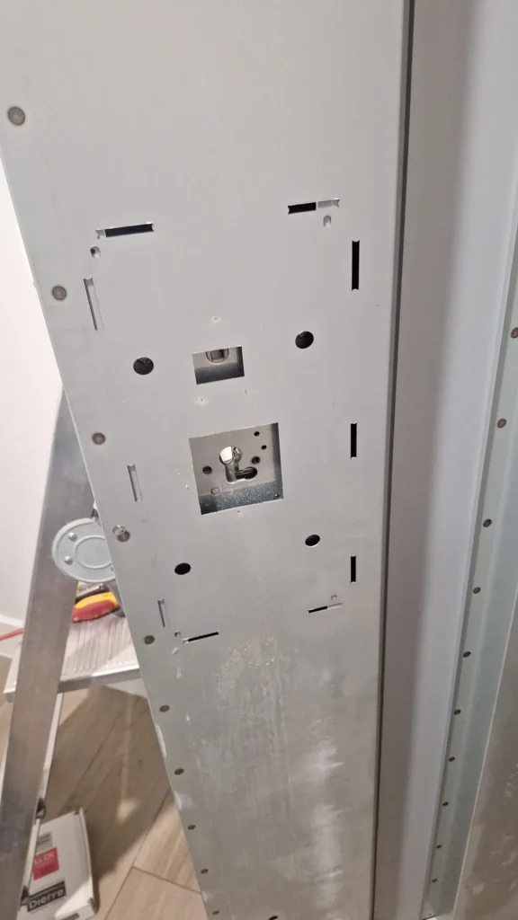 Interior de una puerta acorazada durante su instalación