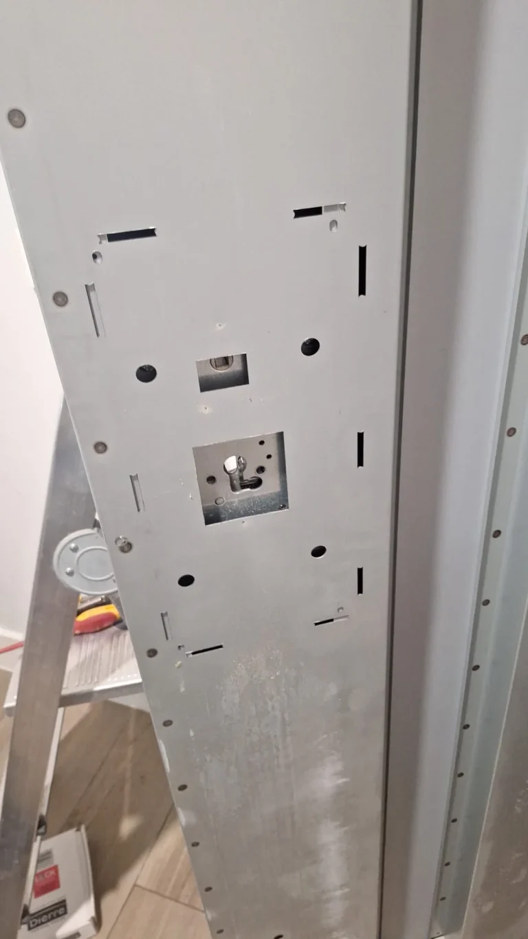 Interior de una puerta acorazada durante su instalación
