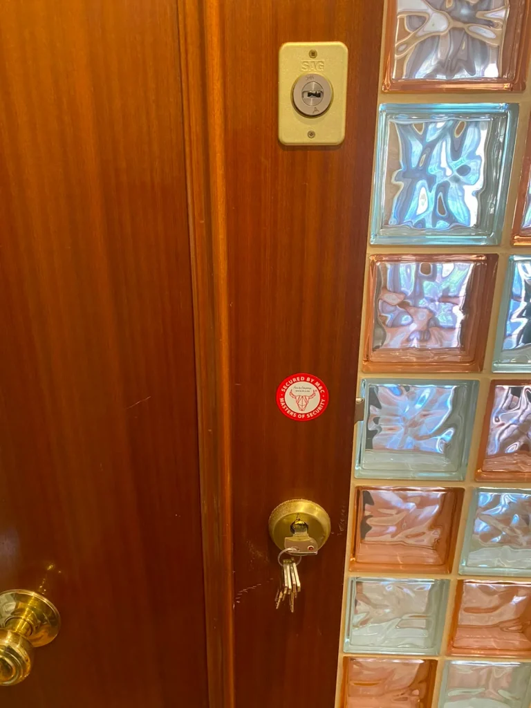 Cerradura instalada con las llaves puestas en una puerta de madera