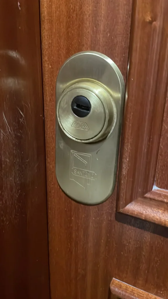 Cerrajero en Valencia realizando cambio de cerradura Sancor