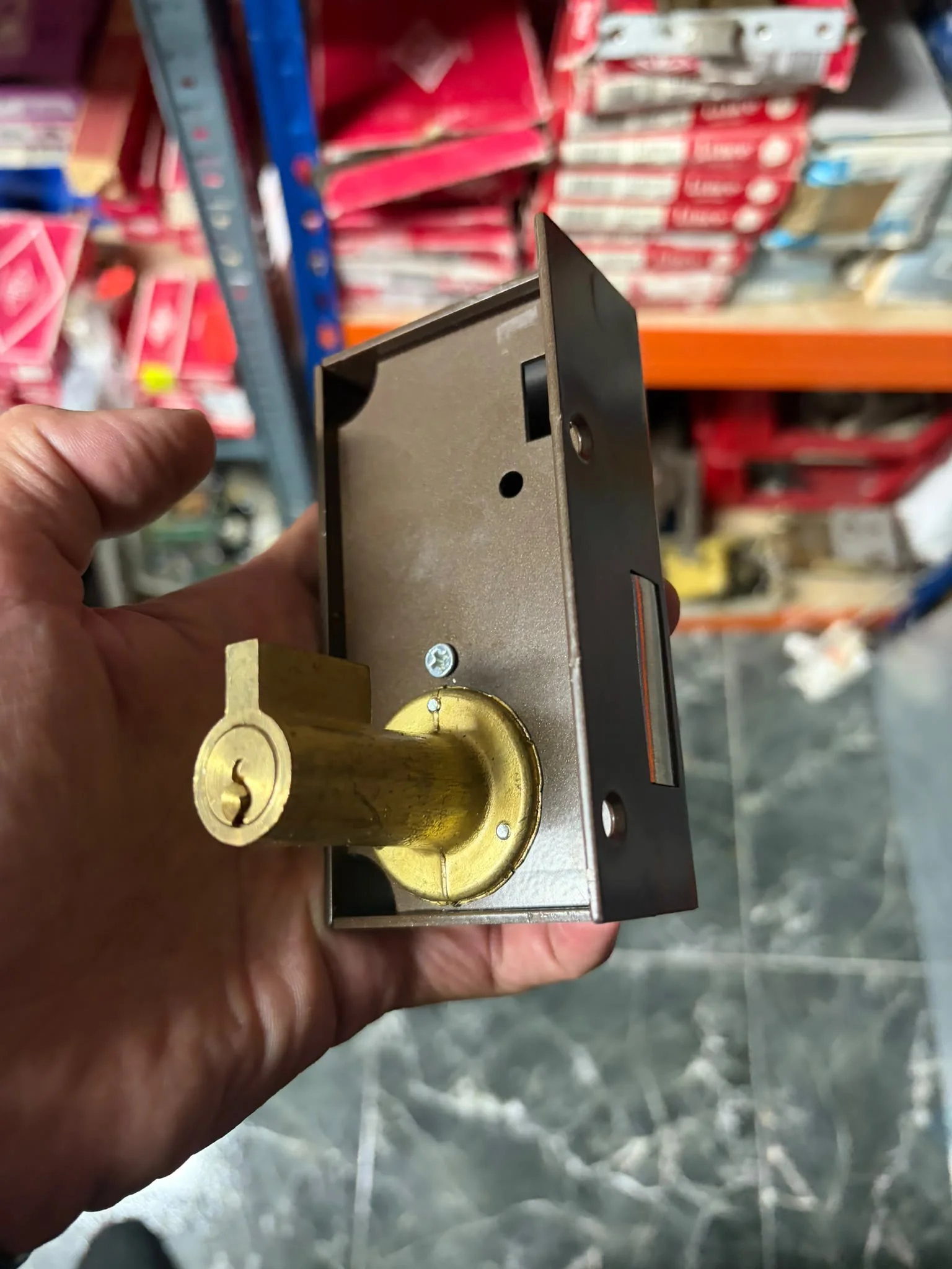 Cerradura embutida de seguridad lista para instalar por un cerrajero de Rapid Tecnic 24H en Valencia