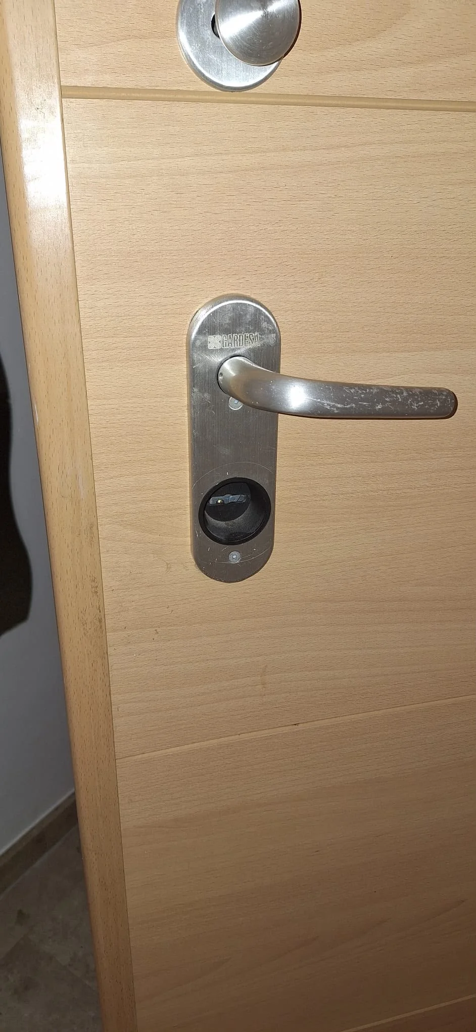 Cerradura y manilla Gardesa en una puerta reparada por Rapid Tecnic 24H cerrajeros en Valencia