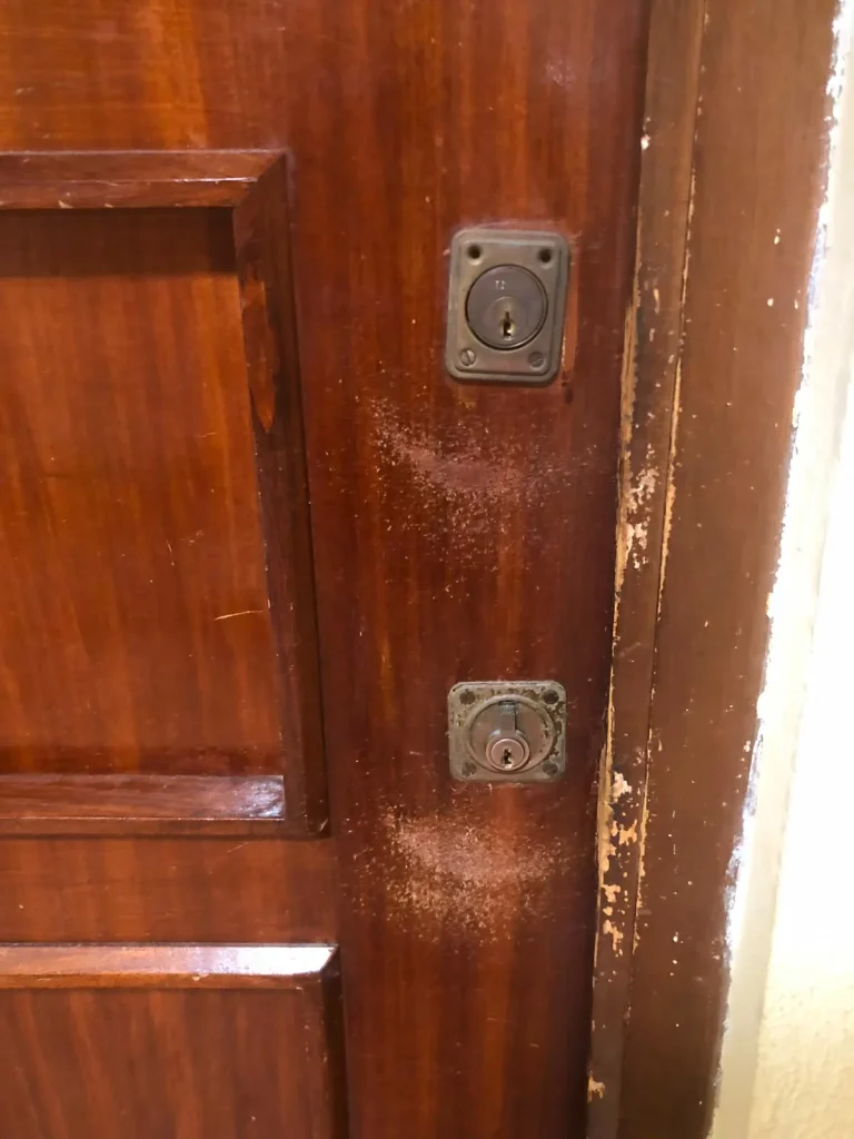 Cerrajero en Valencia reparando cerradura de puerta de madera