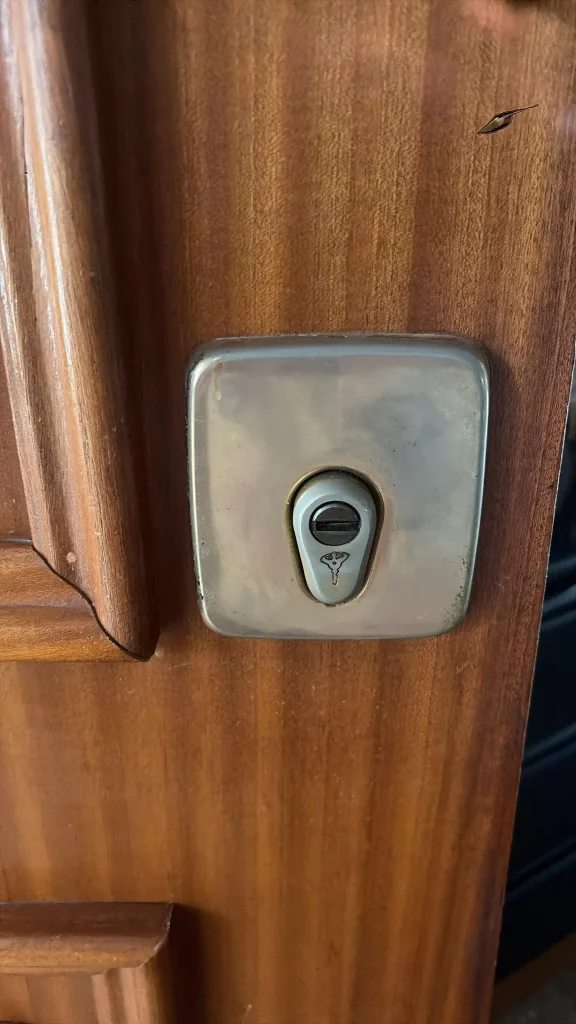 Cerrajero en Valencia instalando cerradura de seguridad